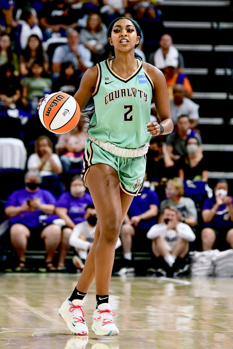 DiDi Richards dribbling the ball.